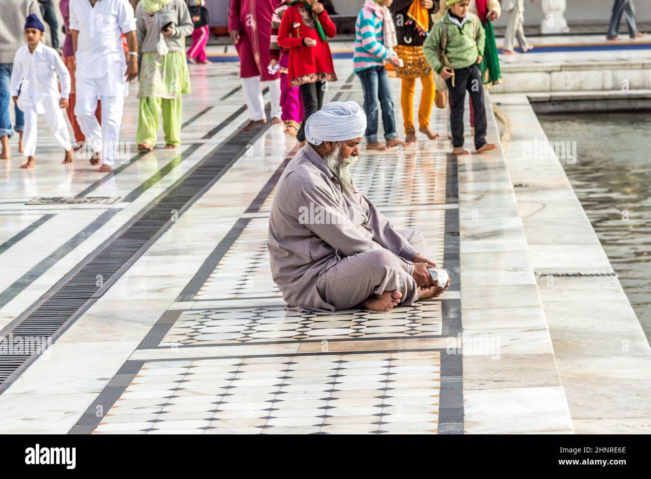 La gente prega nell'Harimandir Sahib al complesso del tempio d'oro, Amritsar Foto Stock