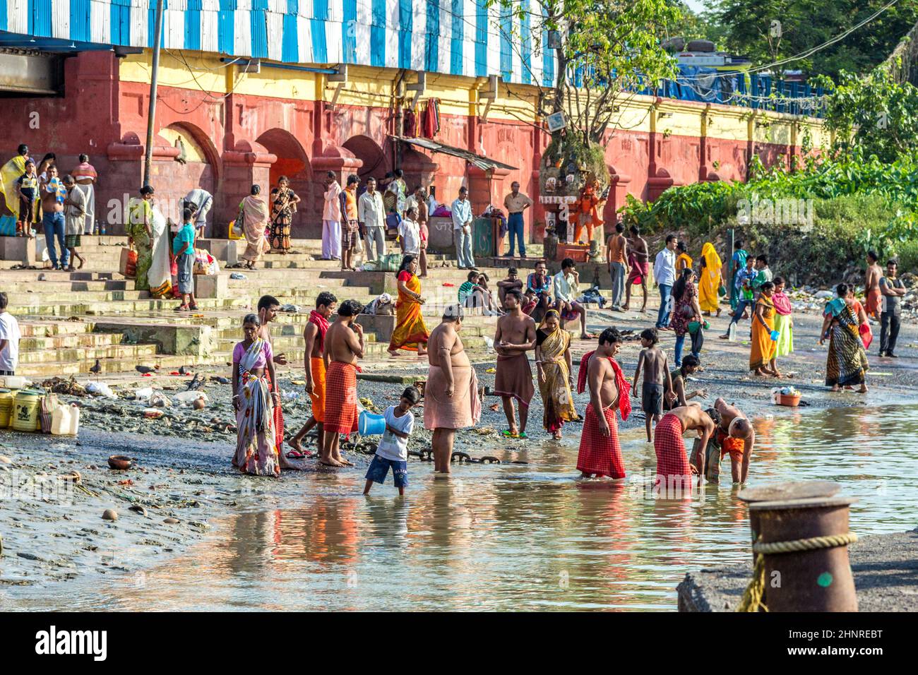 La gente indù bagna nel fiume santo Ganges Foto Stock
