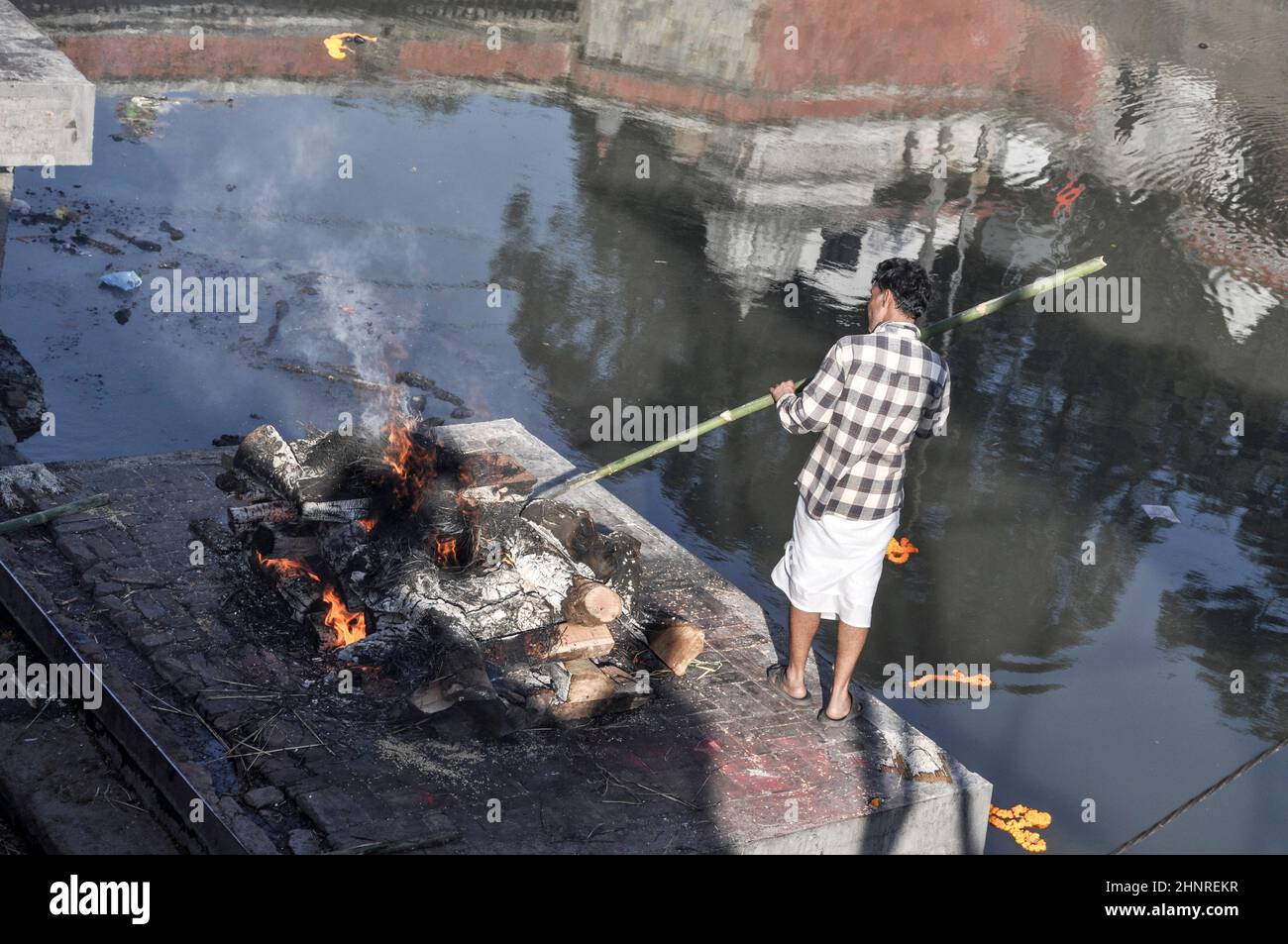 Rituali di cremazione indù sulle rive del fiume Bagmati al Tempio di Pashupatinath Foto Stock