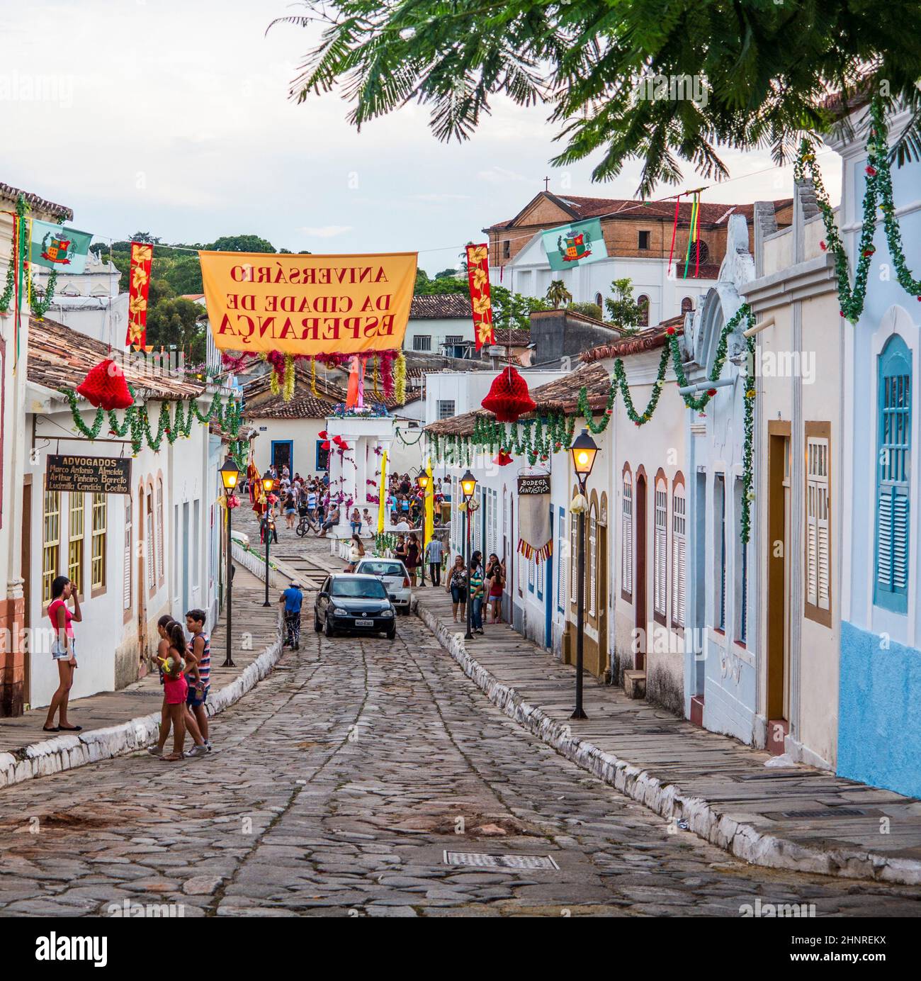 Una strada lastricata nel sito patrimonio dell'umanità dell'UNESCO di Goias Velho. Foto Stock