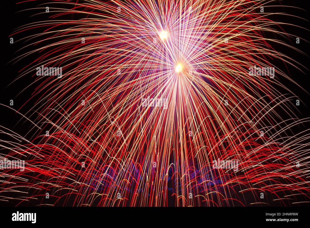 Colorati fuochi d'artificio pirotecnici nel cielo Foto Stock