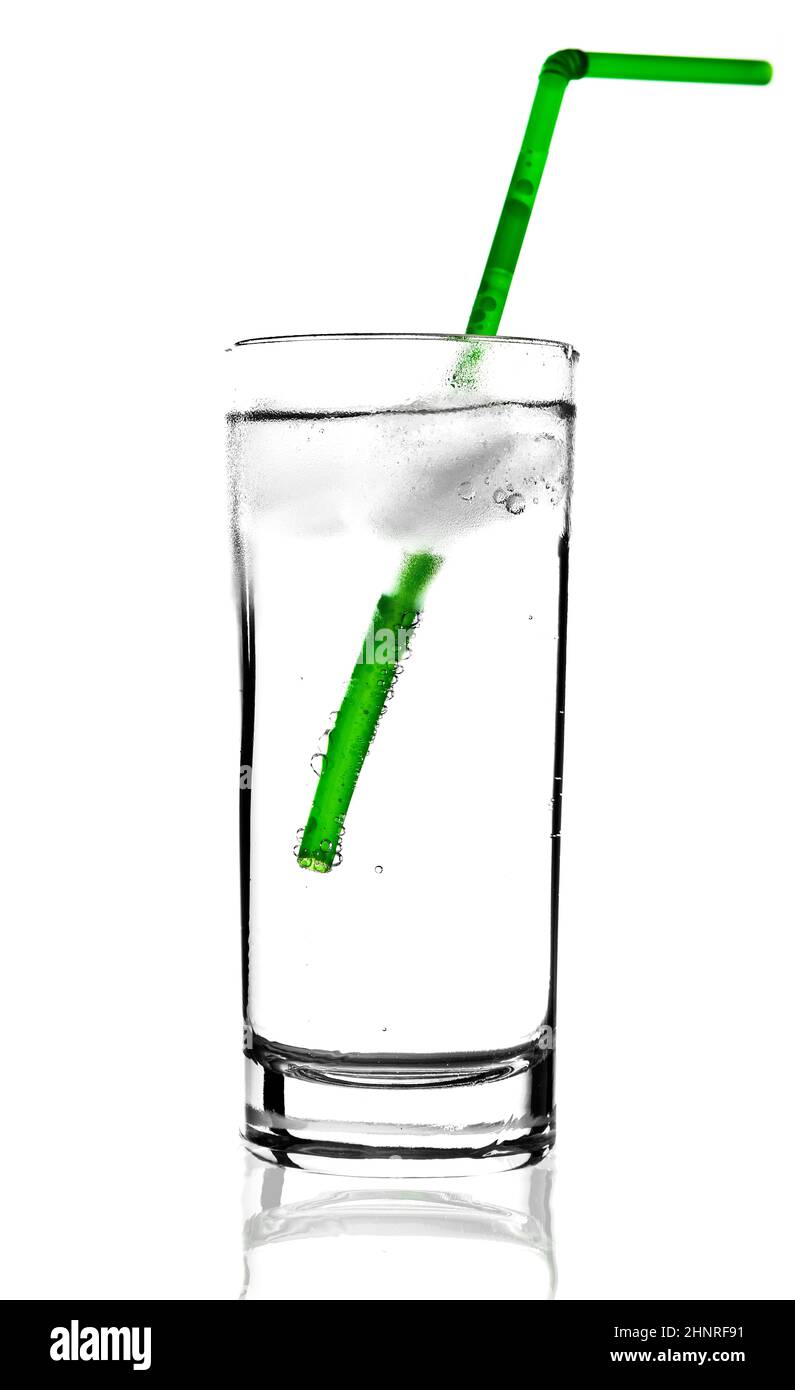 Un bicchiere di soda trasparente su sfondo bianco Foto Stock