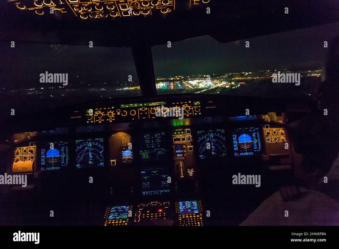 Cabina di pilotaggio di un aereo jet commerciale che atterra all'aeroporto Foto Stock