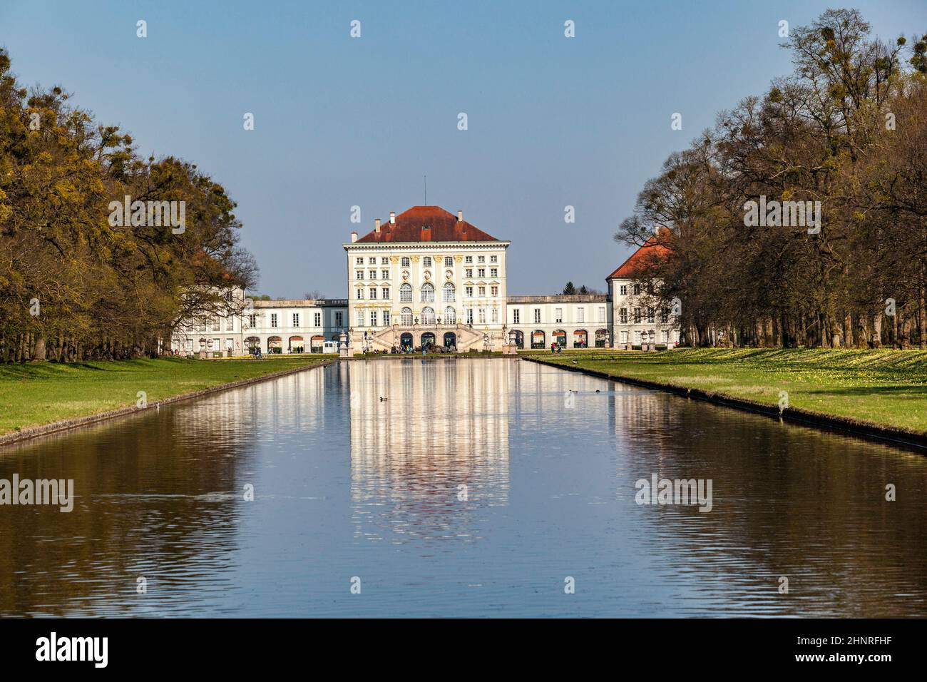 Castello di Nymphenburg a Monaco di Baviera con riflesso nel lago, Germania Foto Stock