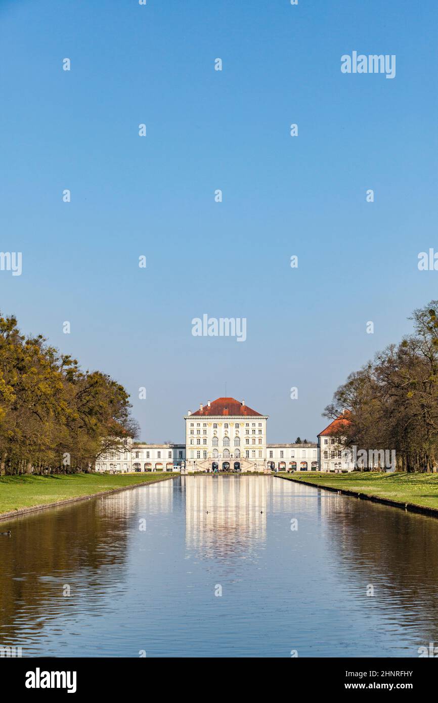 Castello di Nymphenburg a Monaco di Baviera con riflesso nel lago, Germania Foto Stock