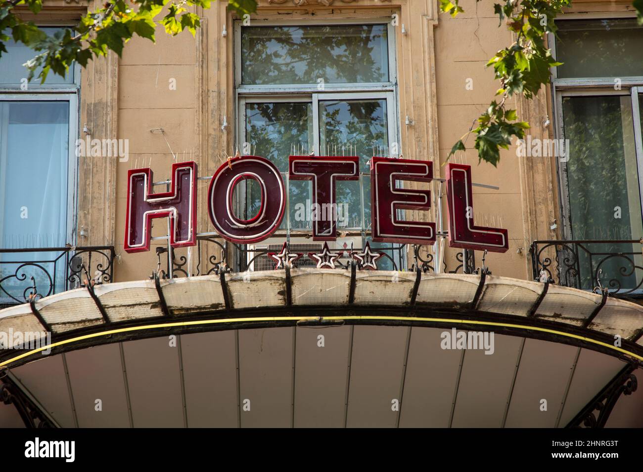 Sign Hotel in una vecchia facciata in lettere rosse ad Aix en Provence Foto Stock