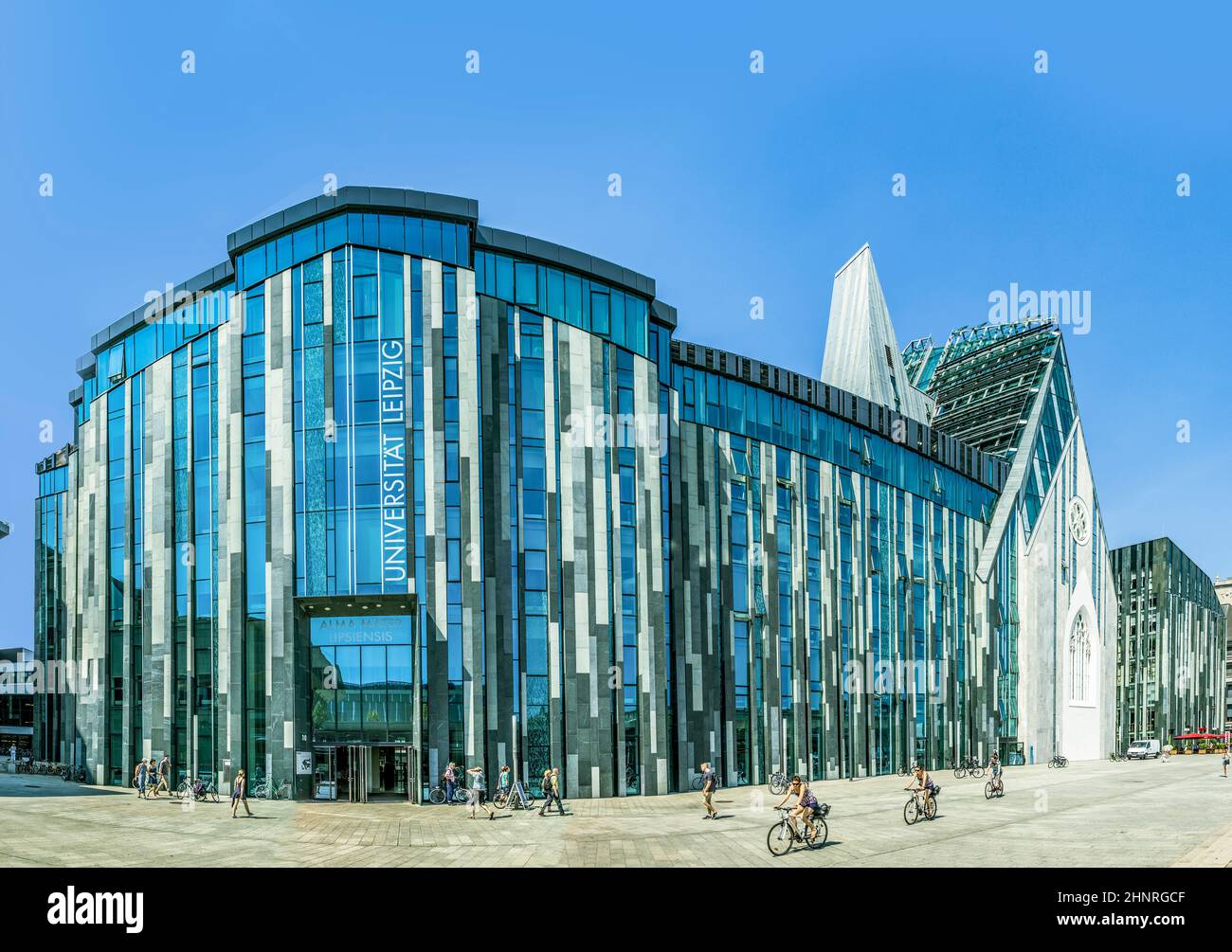 Studenti di fronte alla moderna Università di Lipsia in una calda giornata estiva Foto Stock