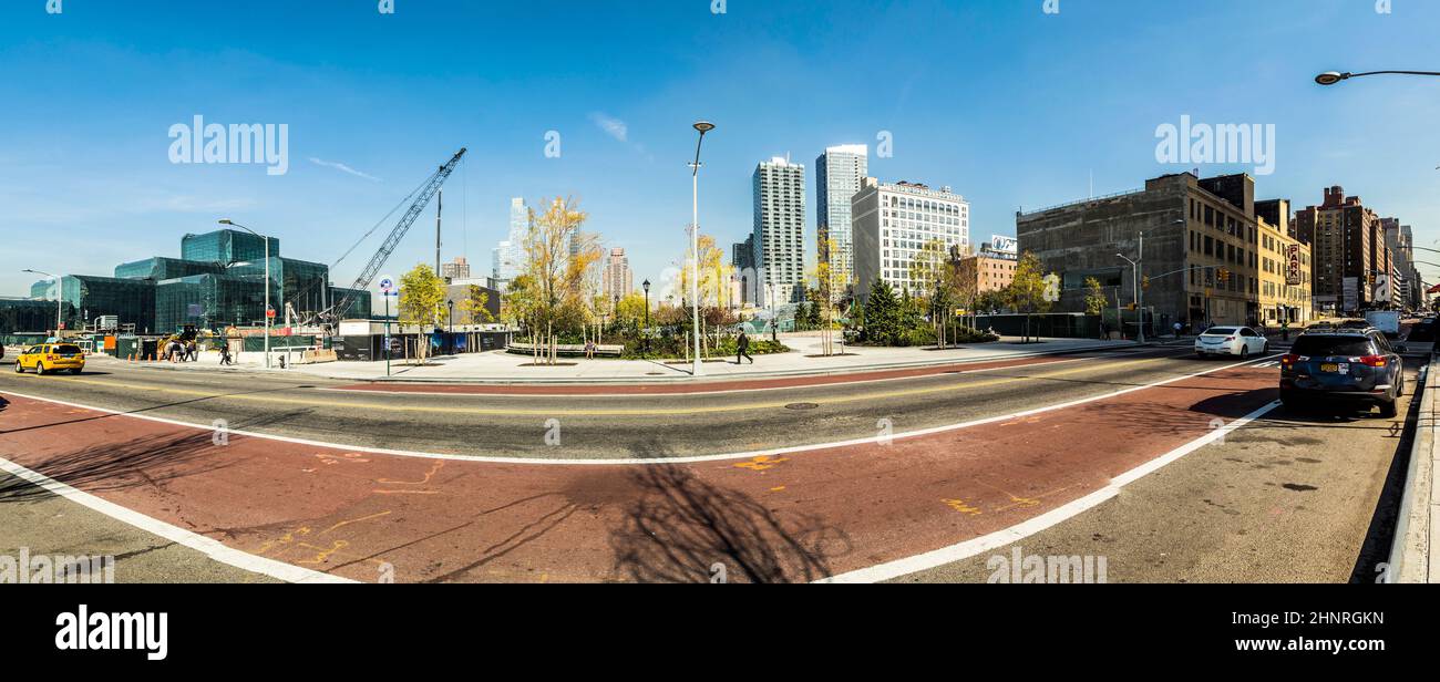 vista sulla strada con la gente nel quartiere Hells Kitchen a New York Foto Stock