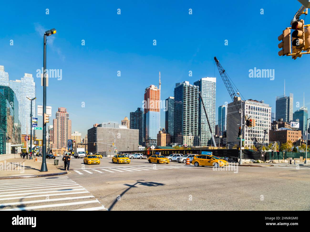 vista sulla strada con la gente nel quartiere Hells Kitchen a New York Foto Stock