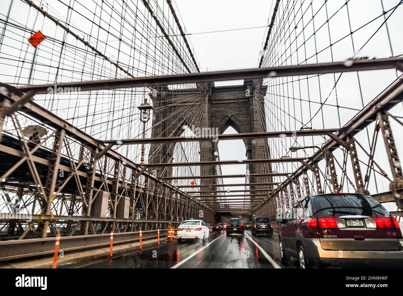 Utilizzando il ponte Brooklin per attraversare il fiume in direzione Brooklyn in auto Foto Stock