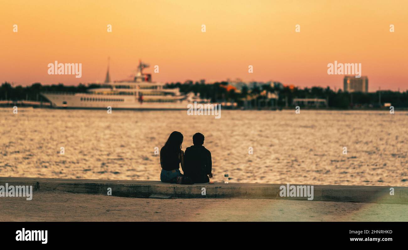 silhouette di una coppia romantica amore miami tramonto Foto Stock