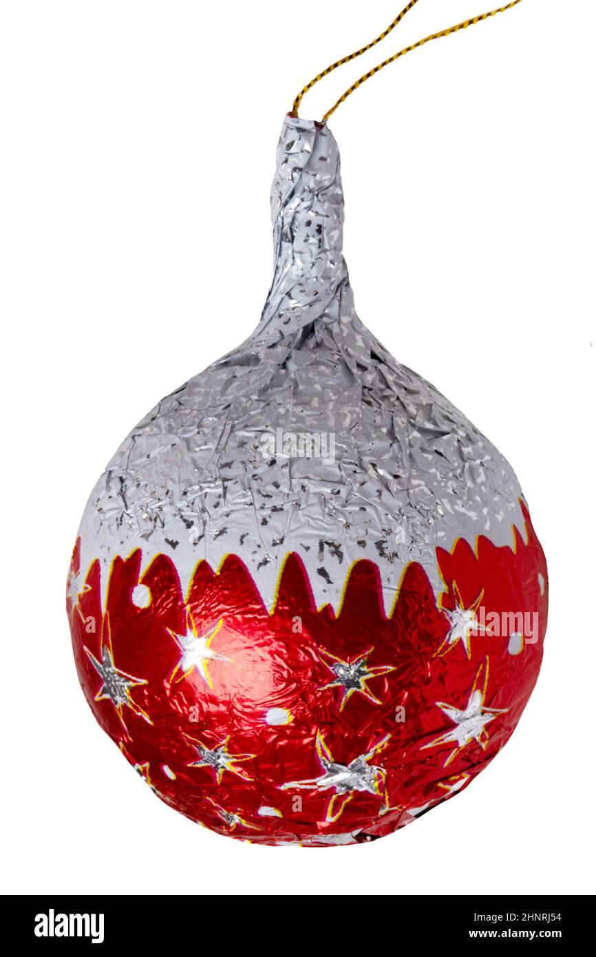 Decorazioni albero di Natale. Primo piano di allegre palline di cioccolato e ficurine di coni isolate su sfondo bianco. Foto macro. Foto Stock