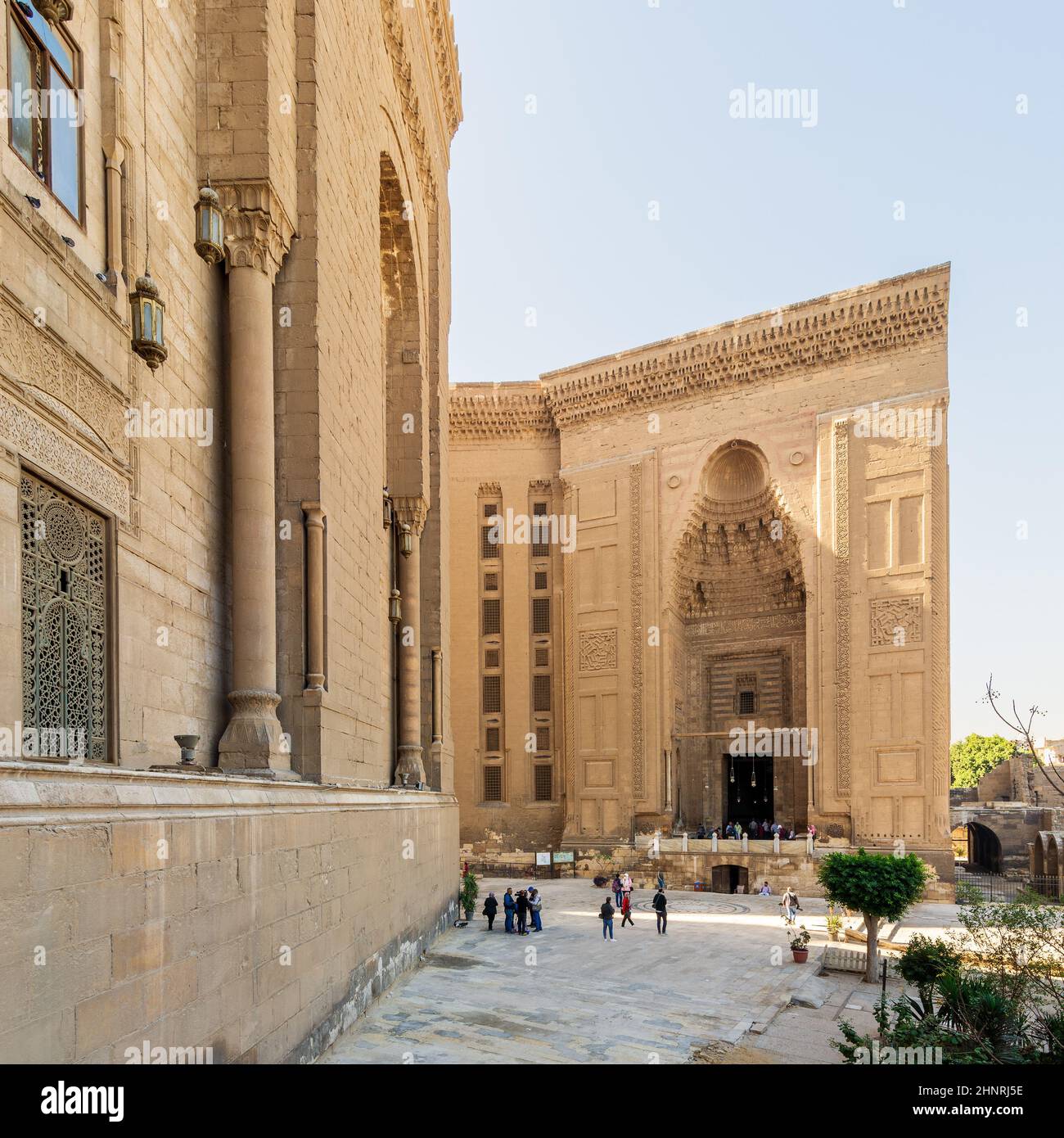 Facciata della moschea di Mamluk e Madrassa del Sultano Hassan, con facciata laterale della moschea di al Rifai di epoca reale, il Cairo, Egitto Foto Stock