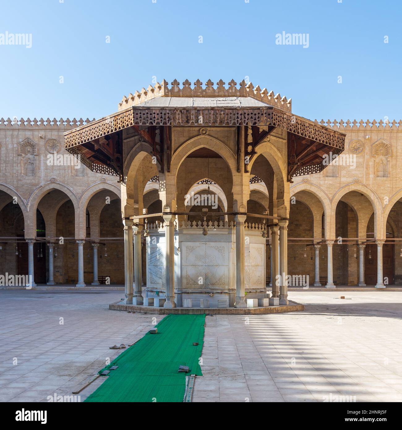 La fontana di abluizione è un cortile di mezzo della moschea storica del Sultano al Muayyad, e corridoio ad arco, il Cairo, Egitto Foto Stock