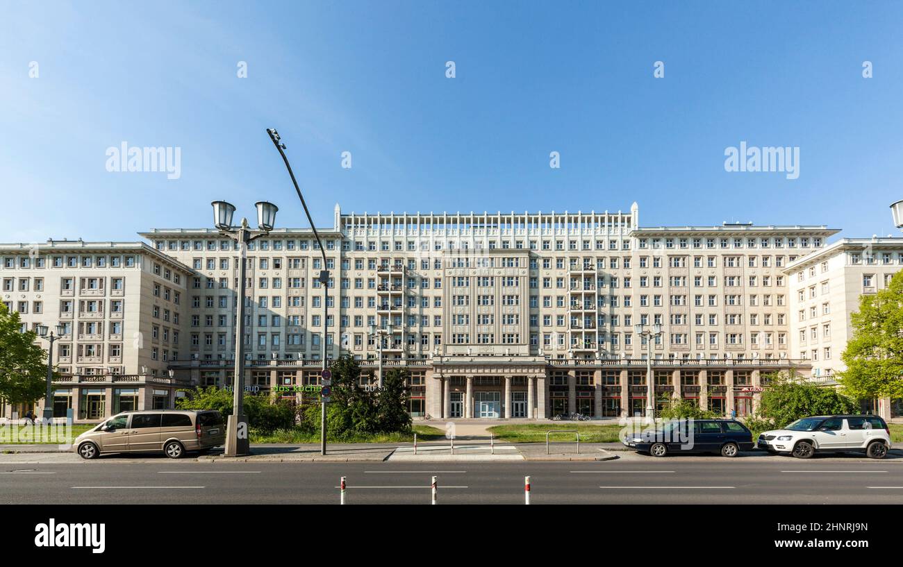 Le facciate del vecchio socialista era GDR edifici appartamento su Karl Marx Allee nella ex Berlino est Germania Foto Stock