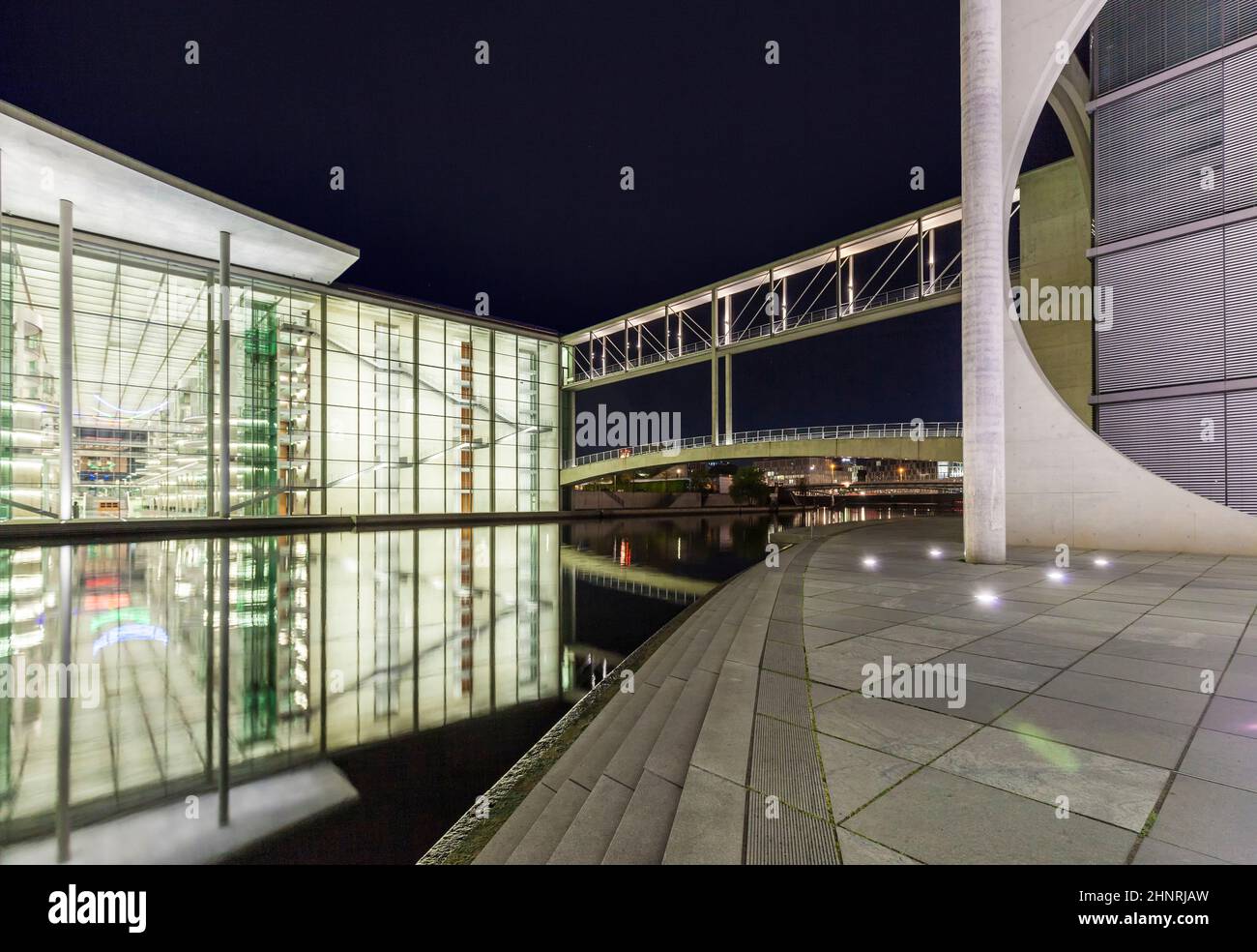 Vista notturna di Marie-Elisabeth-Luders-Haus e Paul Loebe House Foto Stock