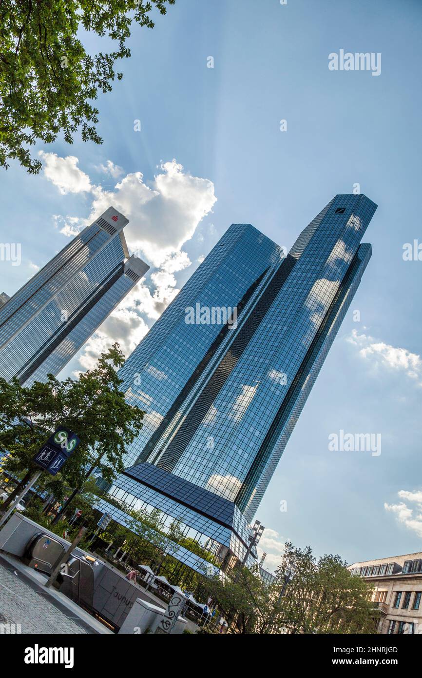 Vista dal basso delle Twin Towers Deutsche Bank alte 155 metri Foto Stock