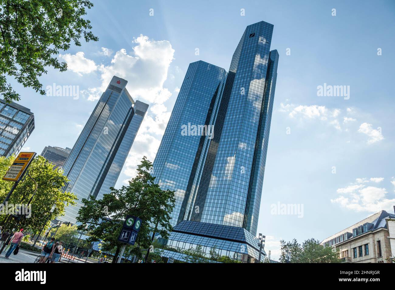 Vista dal basso delle Twin Towers Deutsche Bank alte 155 metri Foto Stock