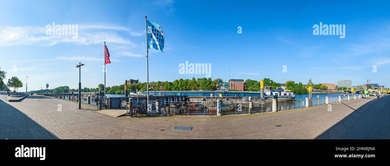 Navi e passeggiata sul fiume Weser a Brema Foto Stock