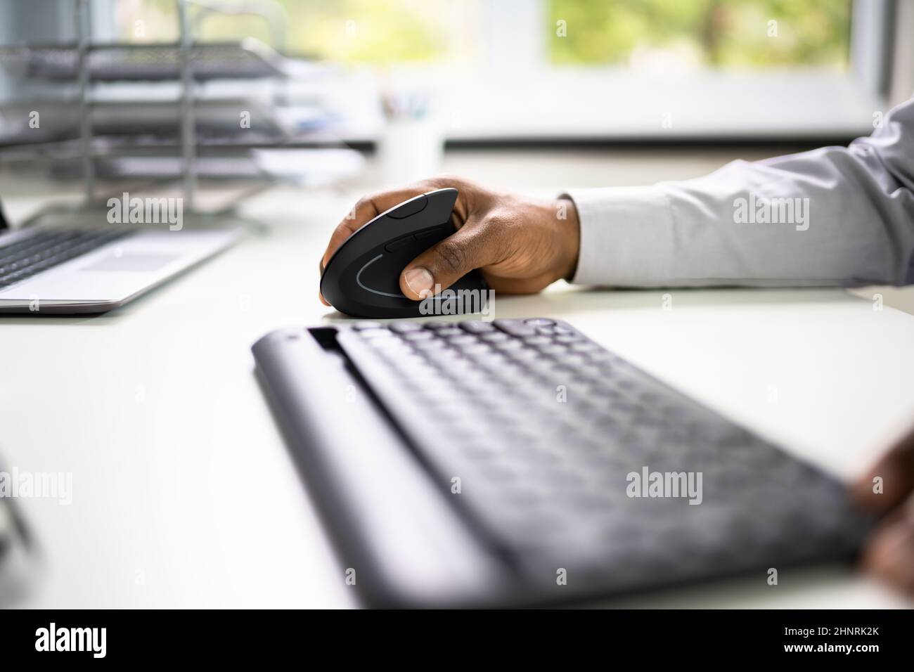 Mouse ottico ergonomico verticale per la prevenzione della sindrome del tunnel carpale Foto Stock