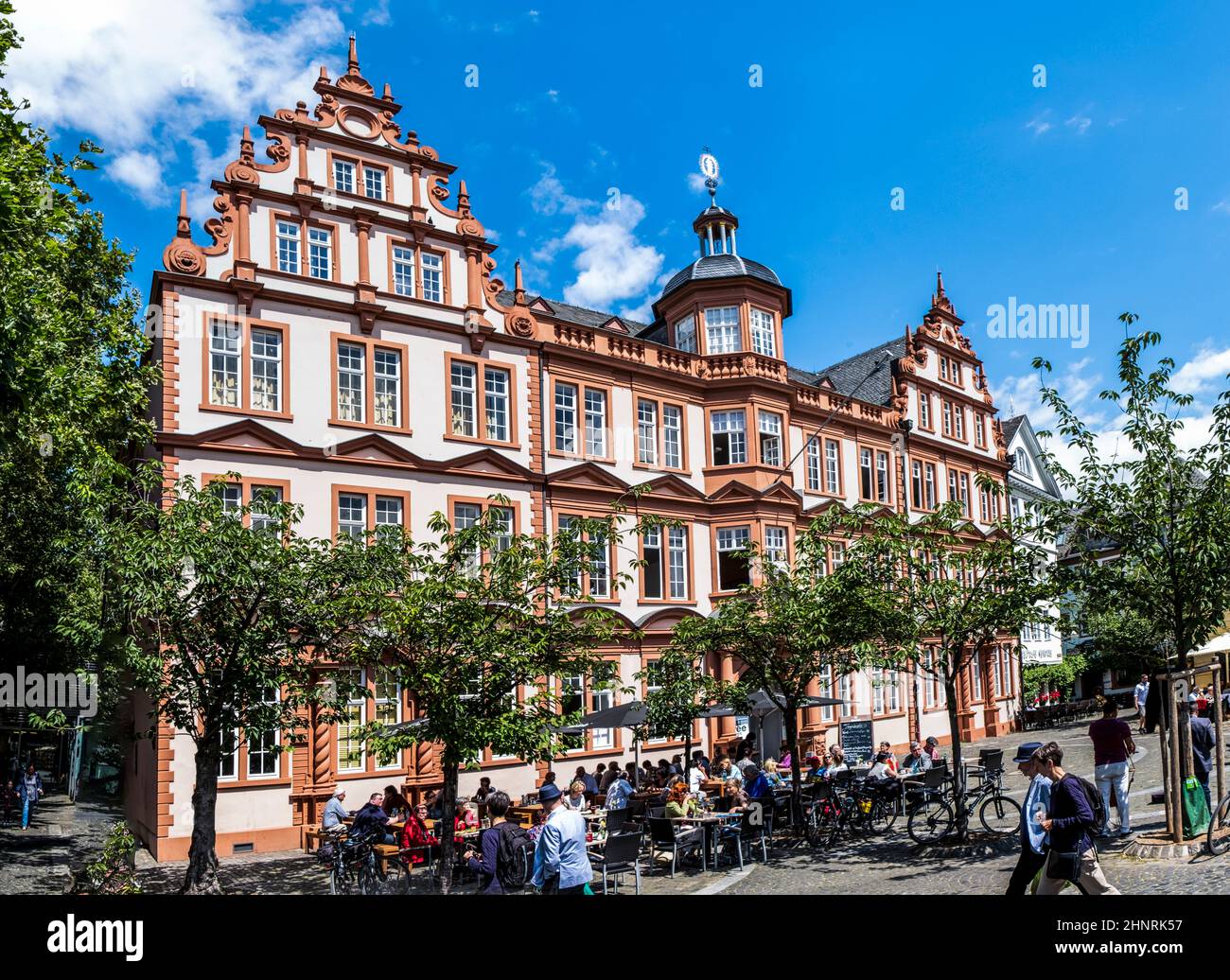 Vecchio museo storico di Gutenberg con cielo blu a Mainz Foto Stock