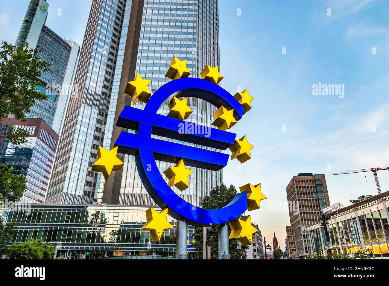 Famoso simbolo dell'euro a Francoforte sul meno Foto Stock