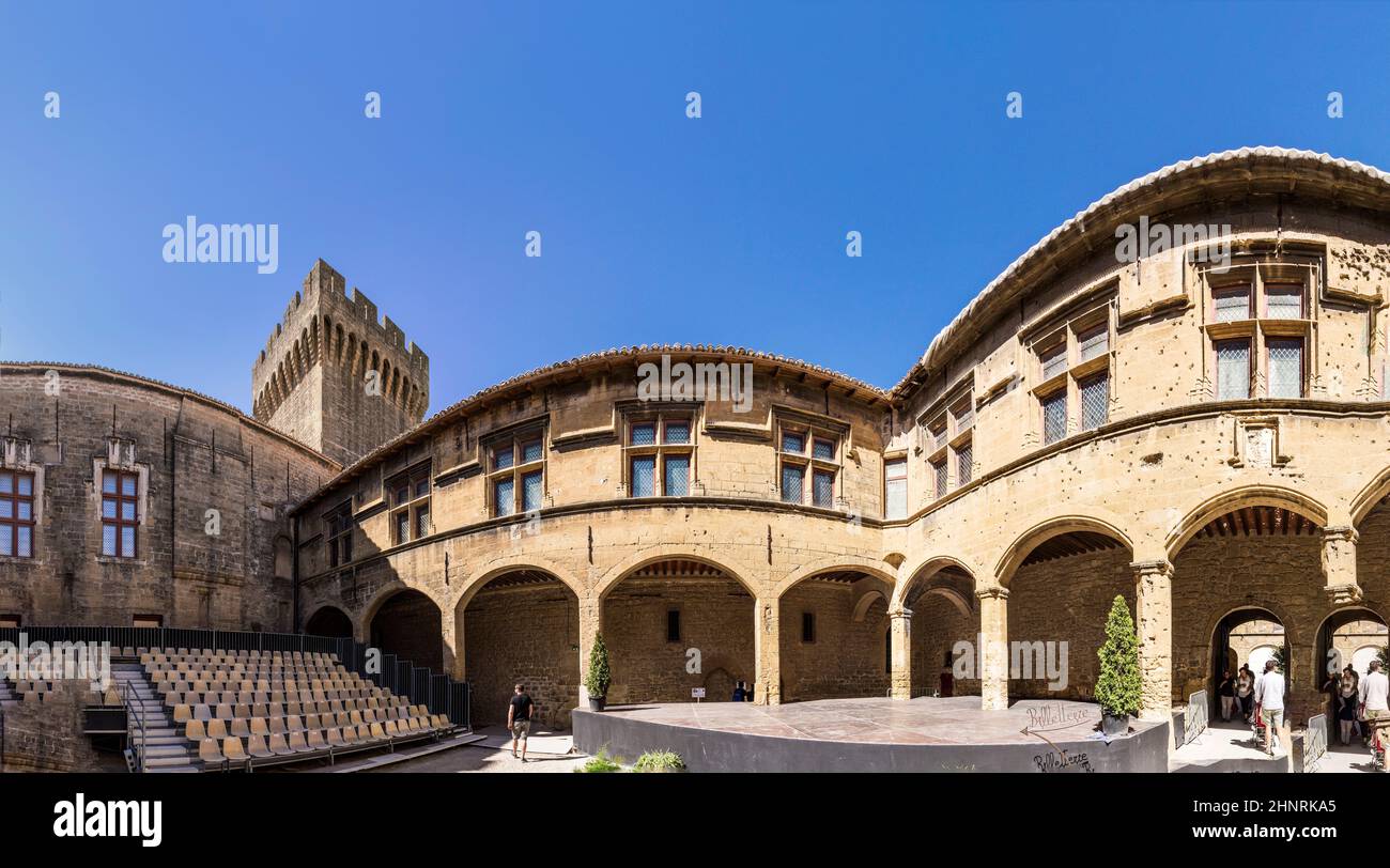 La gente visita il Chateau de l'Emperi a Salon de Provence Foto Stock