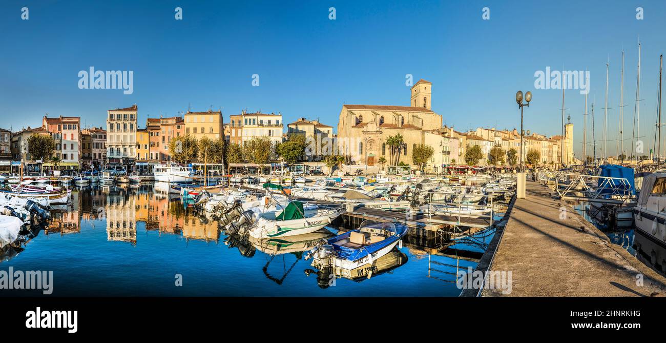 Yachts riflettendo in acqua blu nella città vecchia porto di La Ciotat, quartiere di Marsiglia, in Francia, nella luce della sera Foto Stock