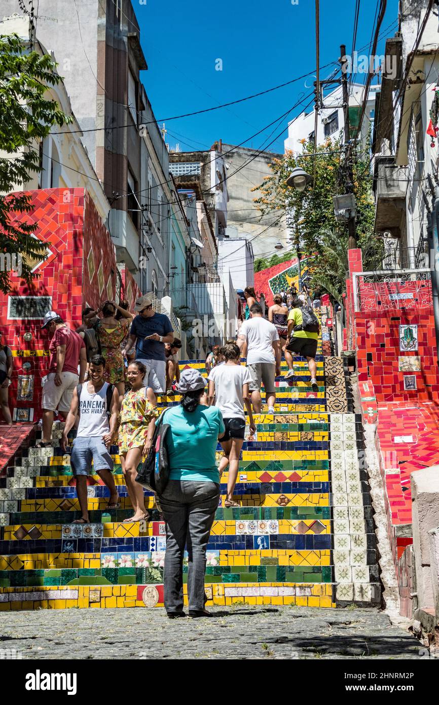 Persone ai gradini Selaron che collegano Lapa e Santa Teresa di Rio Foto Stock