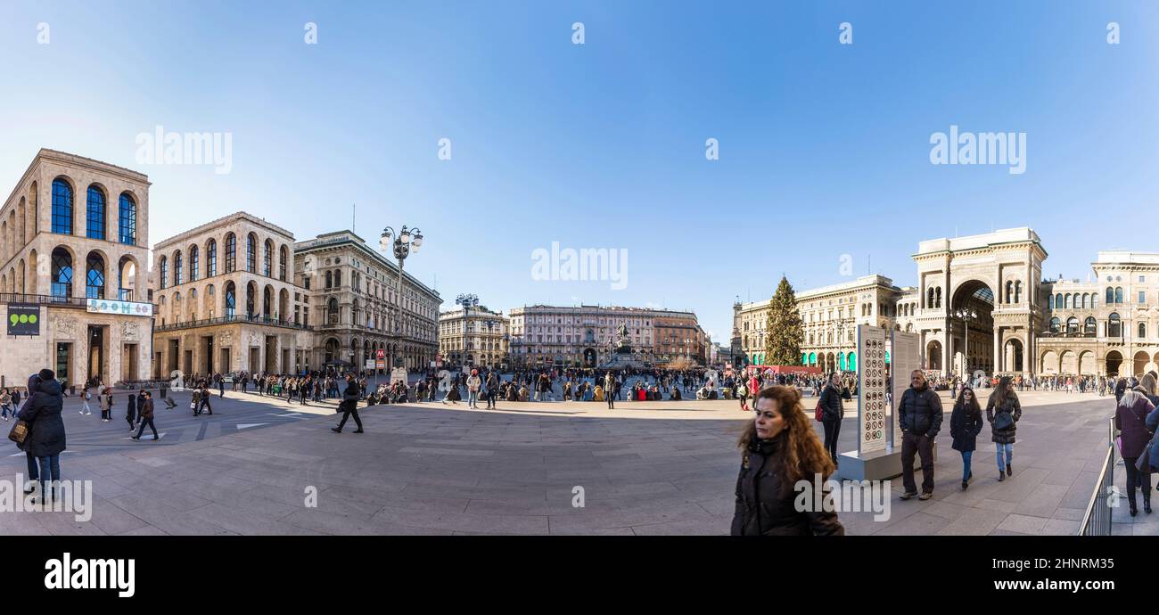 la gente visita la piazza centrale della città con la sua landmarks² Foto Stock
