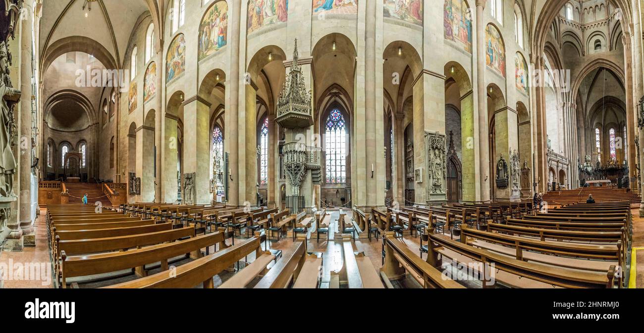 Vista panoramica interna della cattedrale Dom di Magonza Foto Stock
