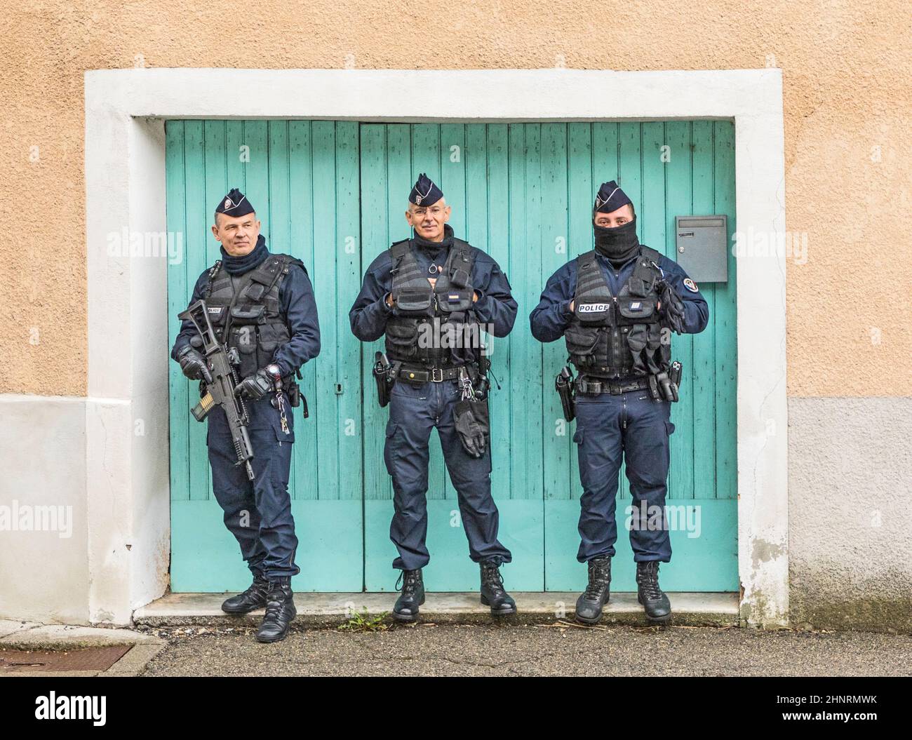 I poliziotti proteggono la cerimonia in una chiesa per ricordare i morti dell'incidente delle ali tedesche Foto Stock