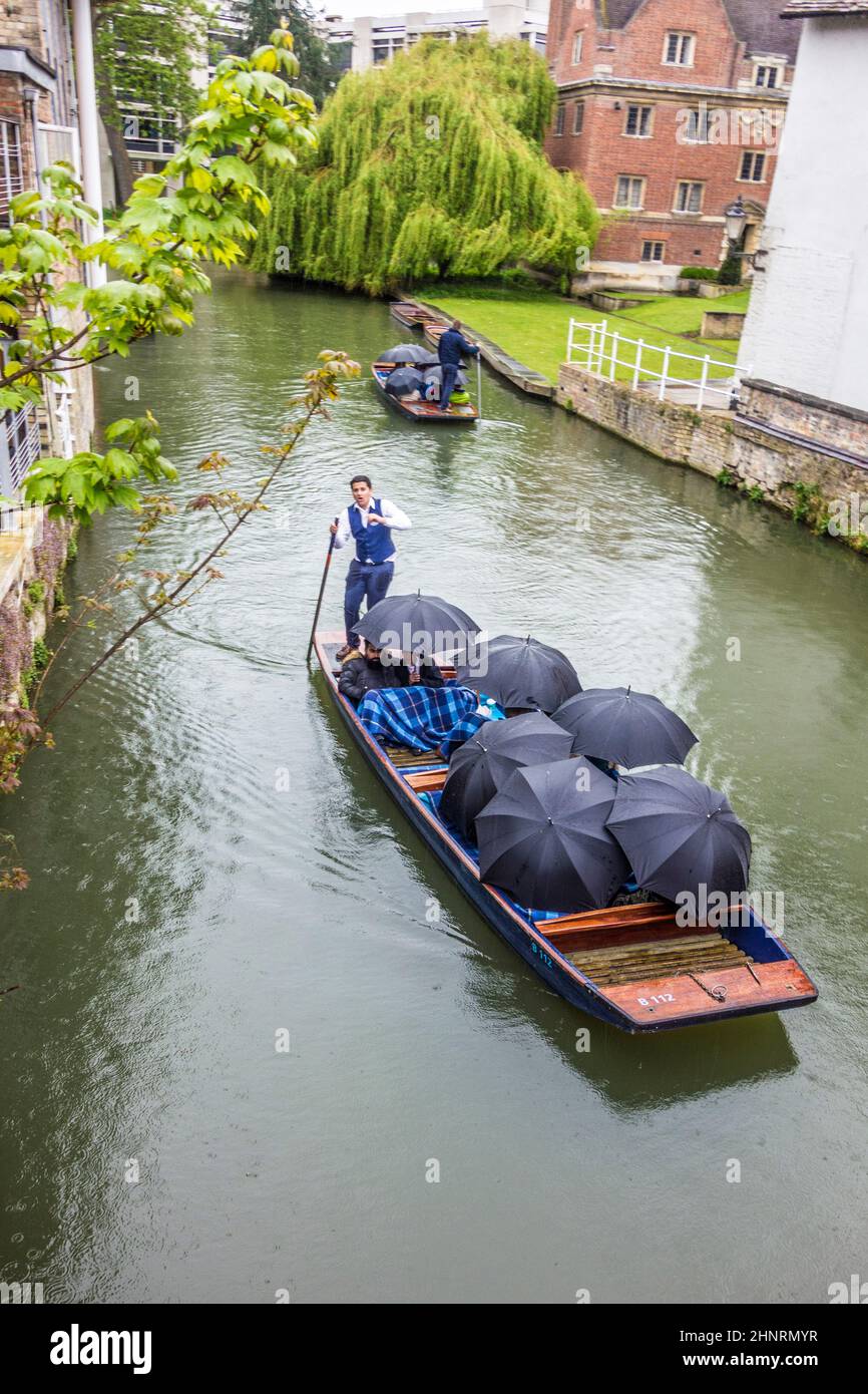 Persone che si godono una gita in barca al River Cam a Cambridge Regno Unito Foto Stock