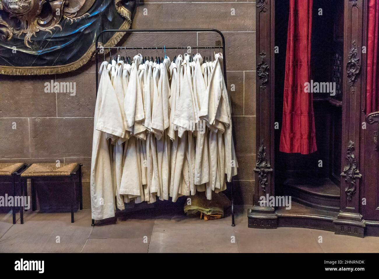 Vestito di teenager catecumeni appeso nella sacrestia della cupola di Worms Foto Stock
