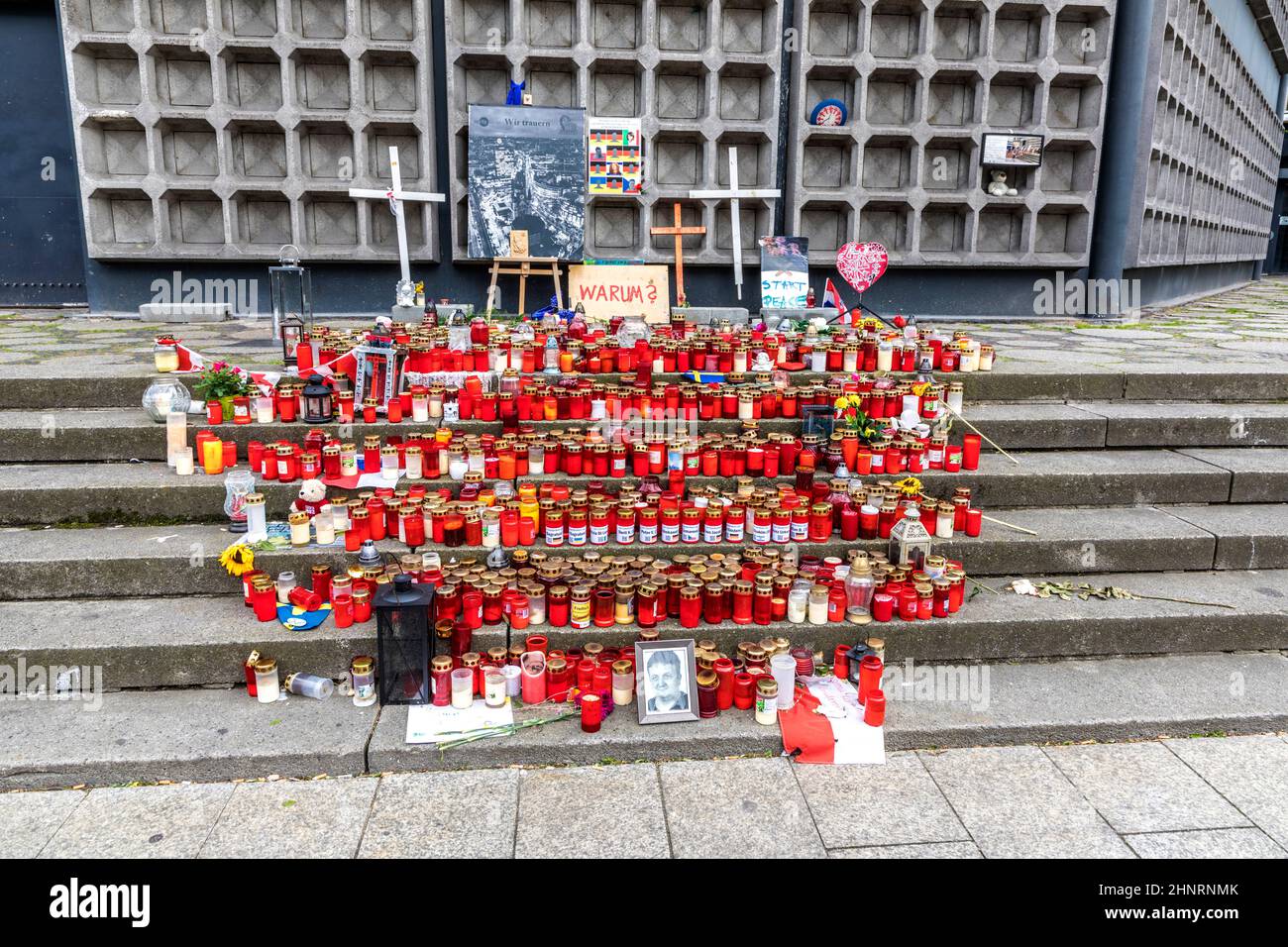 Fiori e candele dopo l'attacco terroristico al mercato natalizio di Berlino Foto Stock
