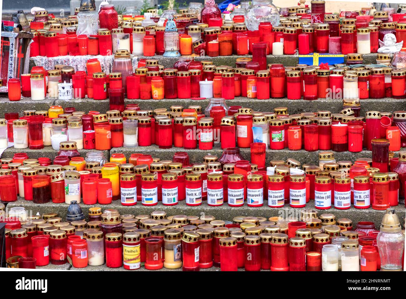 Fiori e candele dopo l'attacco terroristico al mercato natalizio di Berlino Foto Stock