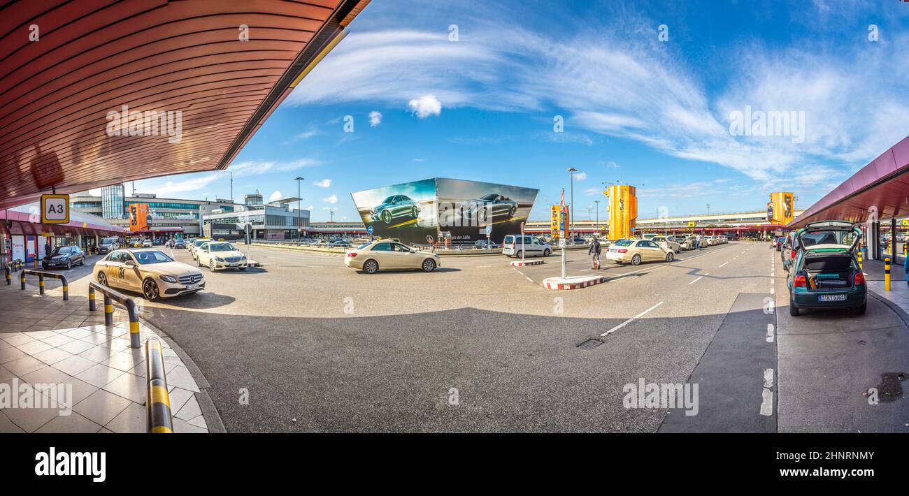 Passeggeri e auto nella zona di prelievo e discesa dell'aeroporto berlins di Berlino Tegel Foto Stock