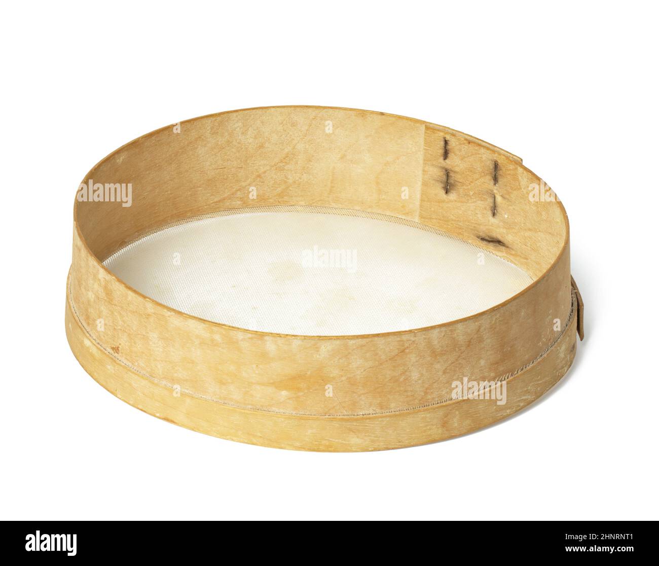 setaccio rotondo in legno da cucina su sfondo bianco, utensili Foto Stock