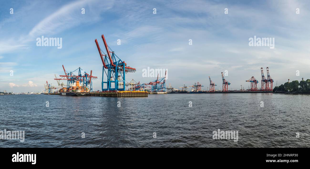Vista sul porto di Amburgo e sul molo con gru e nave container Foto Stock