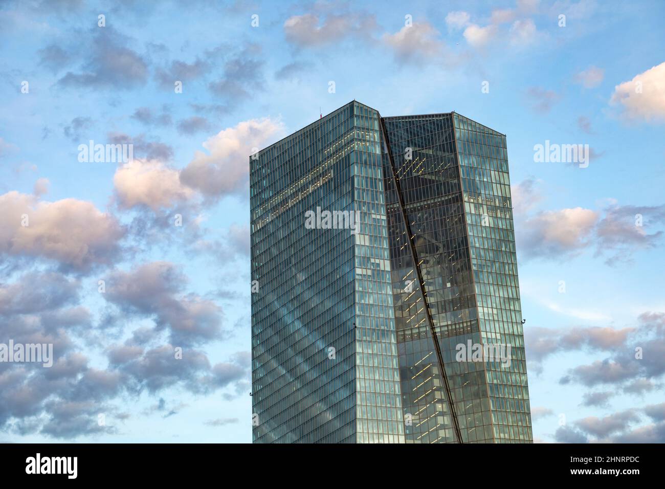 Vista dell'edificio della BCE con riflessi di cielo blu e nuvole nella facciata Foto Stock