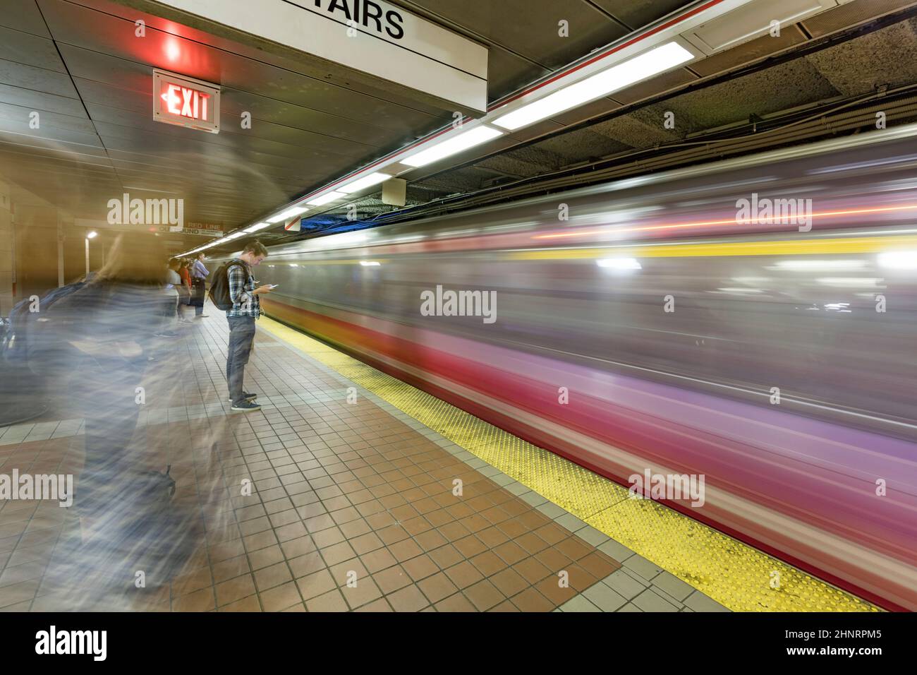 La gente entra nel treno della linea rossa nella metropolitana più antica degli Stati Uniti Foto Stock
