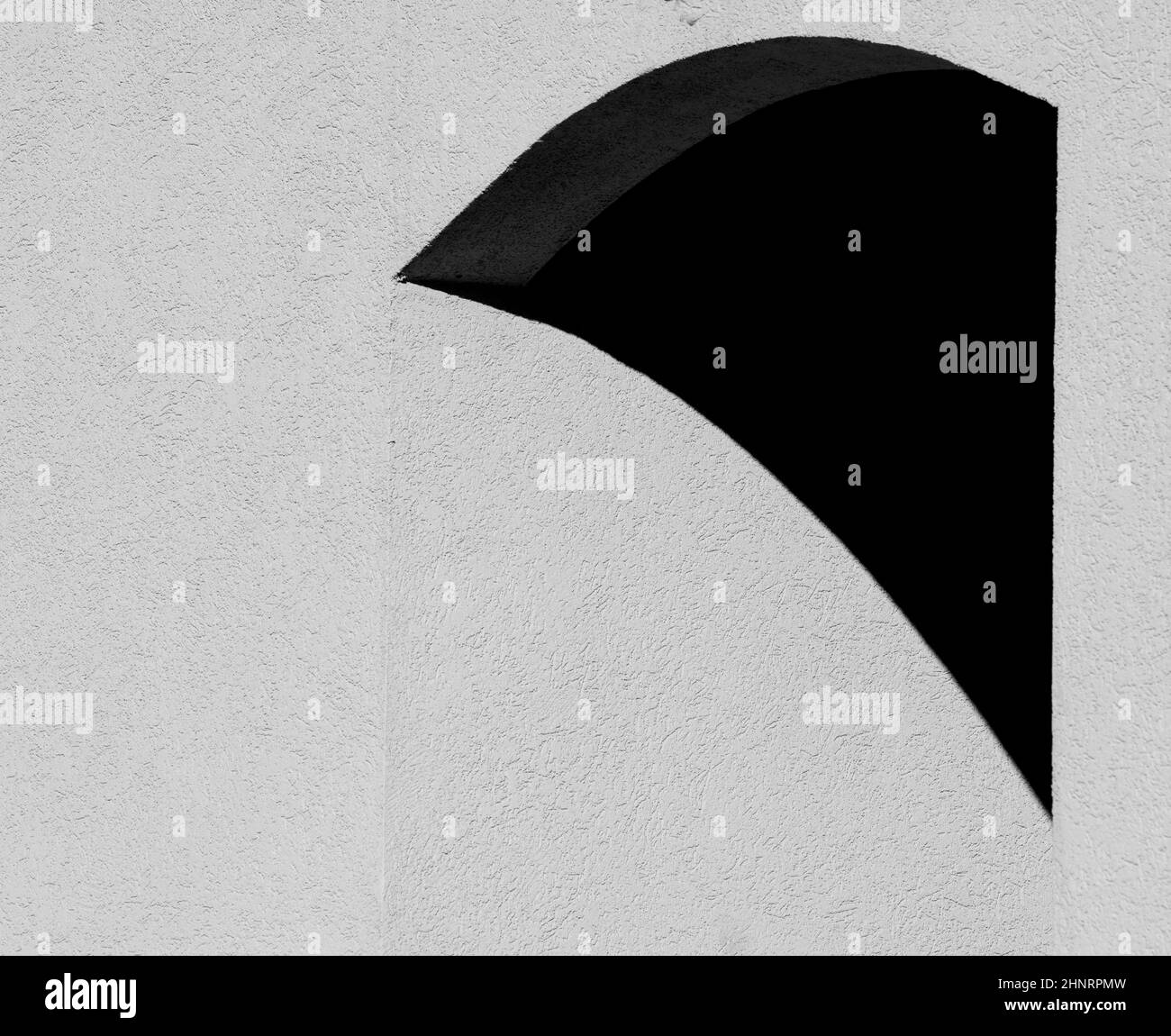 disegno astratto di ombra su cemento grigio o bianco che crea forme gemoetrical arco di costruzione esterna triangolare linee curve angolo Foto Stock