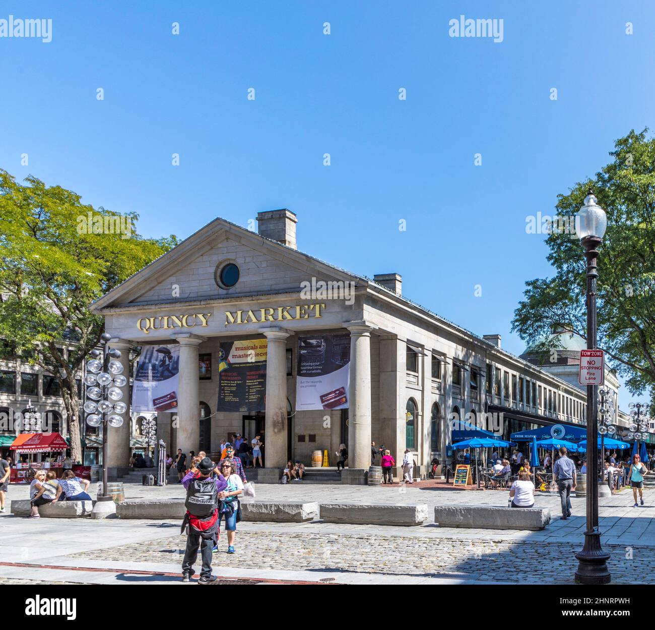 La gente visita il Quincy Market nel centro di Boston al Freedom Trail Foto Stock