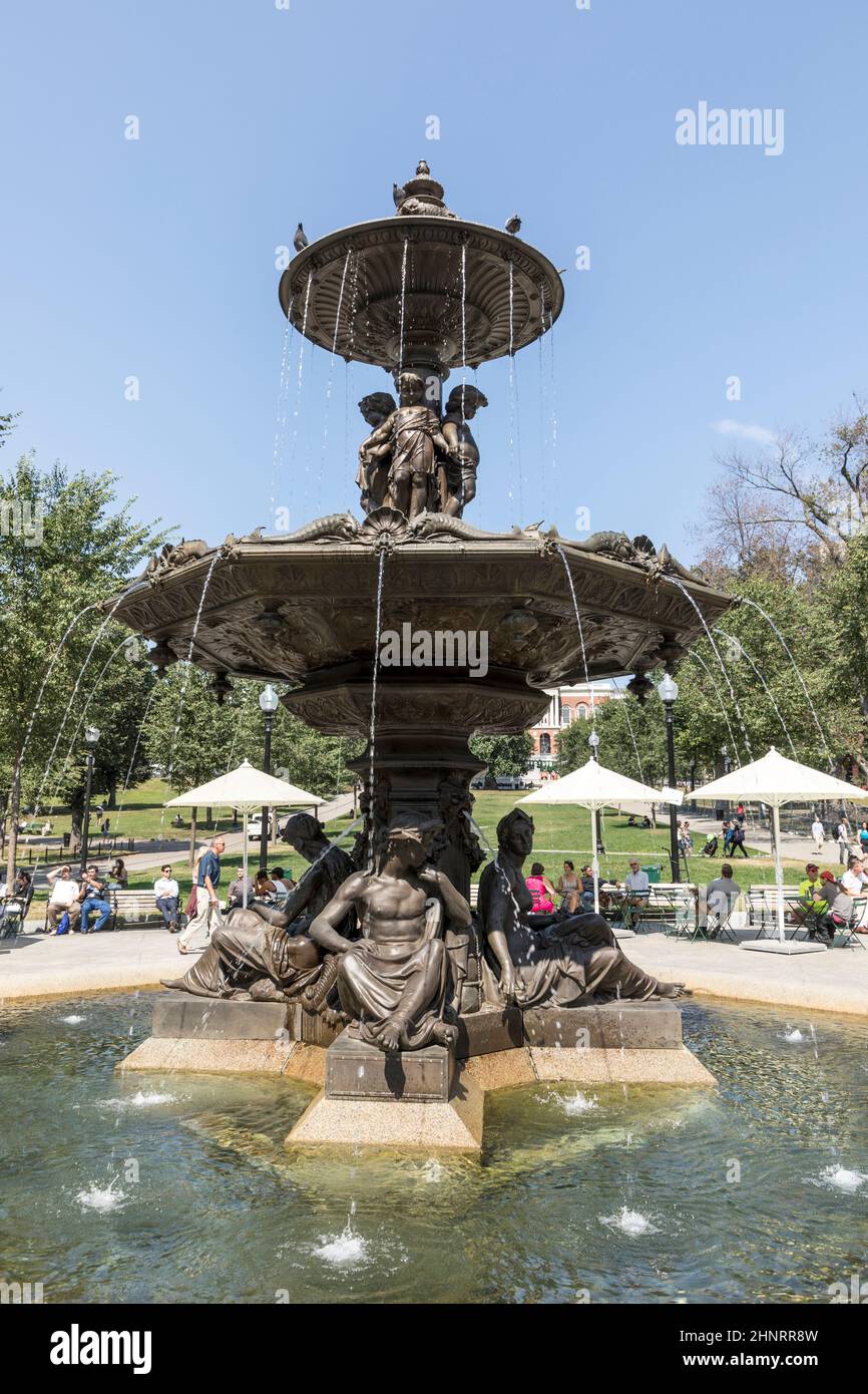 Le persone godono il Park Boston Common con fontana Foto Stock