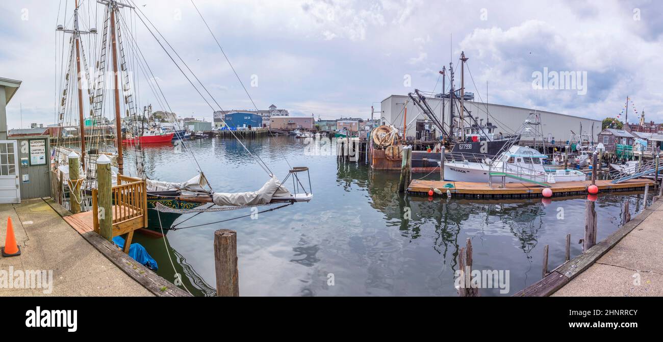 Grandi sale e barche nella zona del porto per l'industria della pesca dell'aragosta a Gloucester e parcheggio Foto Stock