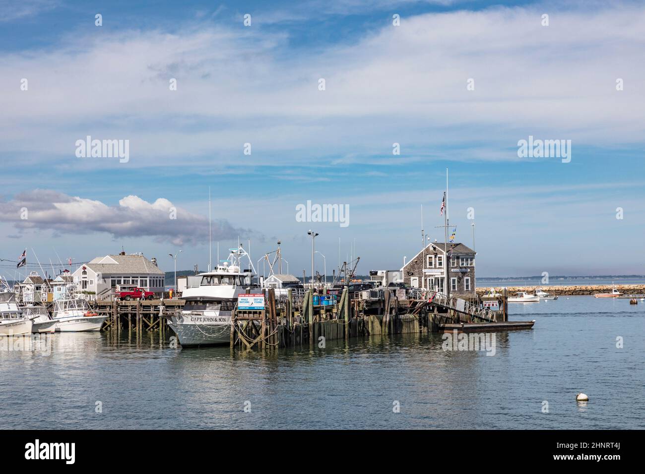 Le navi si ancorano al molo o alla baia del vecchio porto di Plymouth, USA Foto Stock