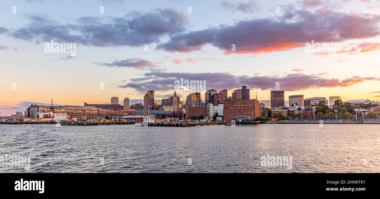 Vista sullo skyline di Boston al tramonto Foto Stock