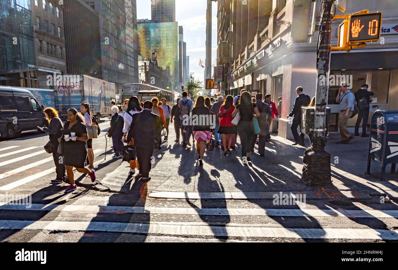 Le persone si affrettano alla strada pedonale nel tardo pomeriggio attraverso Upper Manhattan Foto Stock