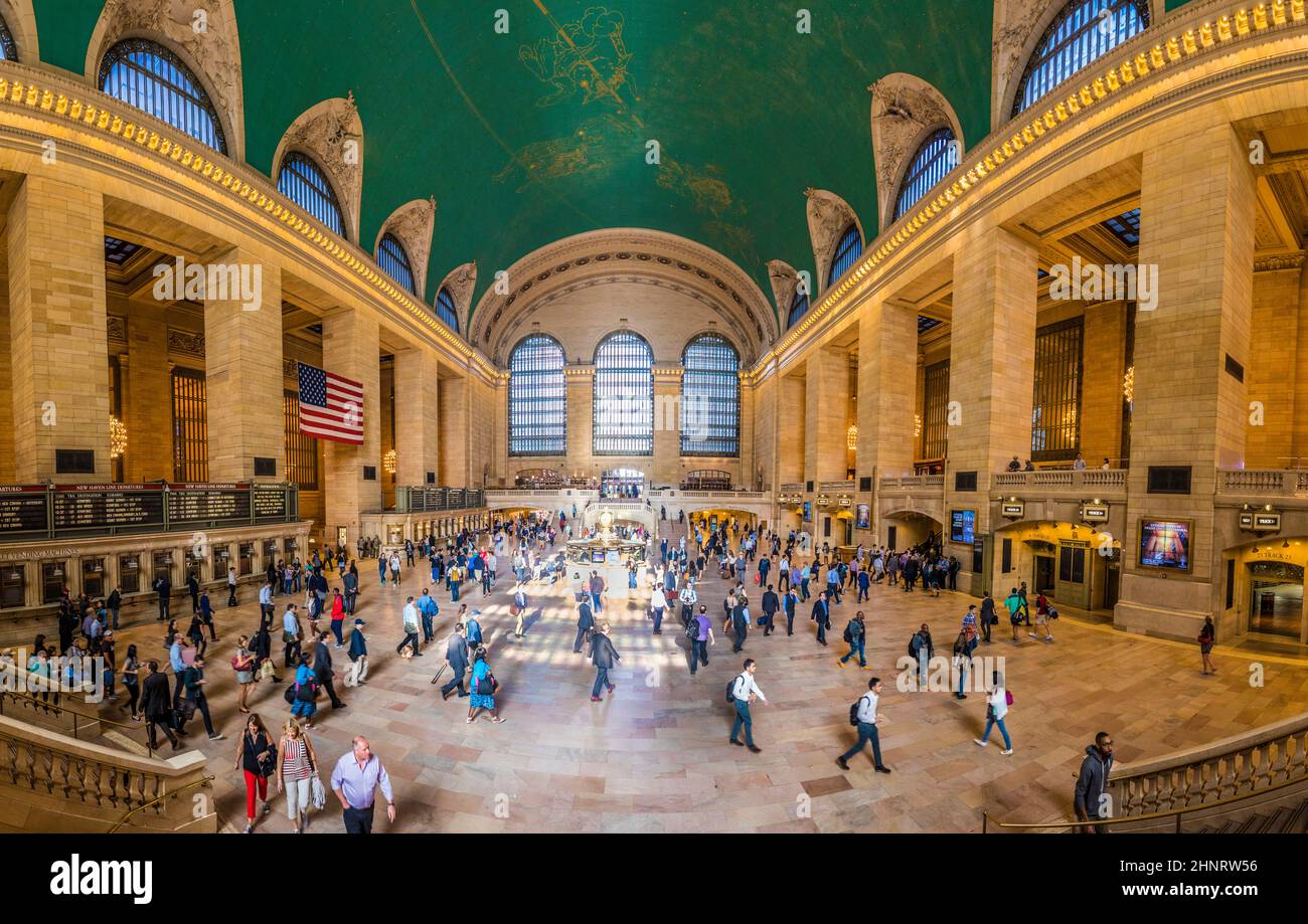 Pendolari e turisti nella grande stazione centrale di New York Foto Stock