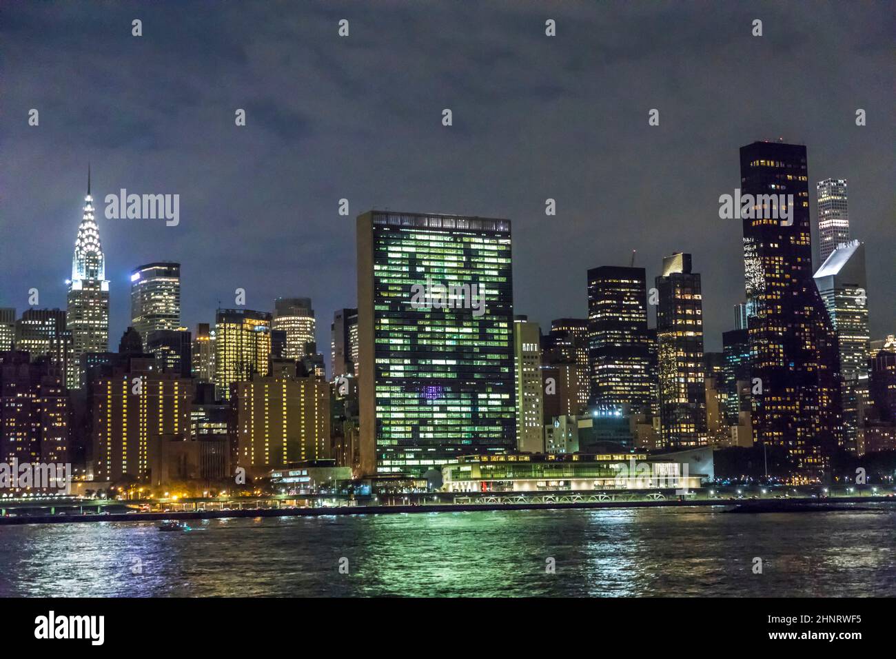 Vista panoramica di New York di notte con un edificio ONU e la torre illuminata Chrysler Foto Stock